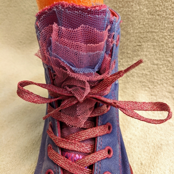 Converse Chuck Taylor Hi Tops size 4 Junior - Picture 3 of 7